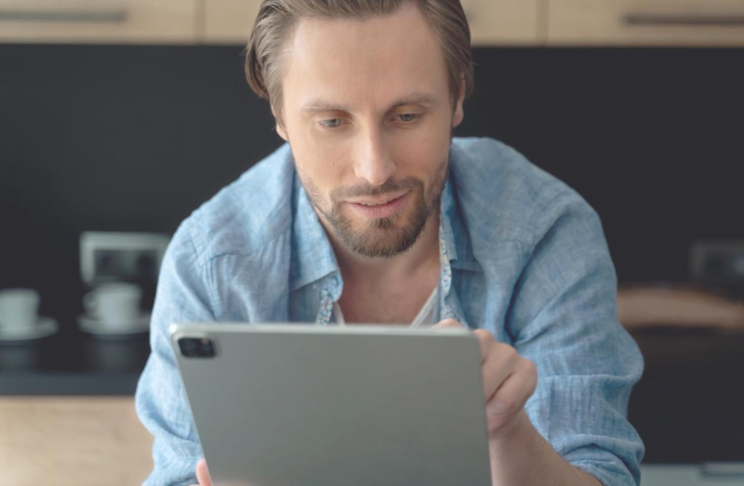 Profesional trabajando en modelos financieros con gráficos y datos en múltiples pantallas