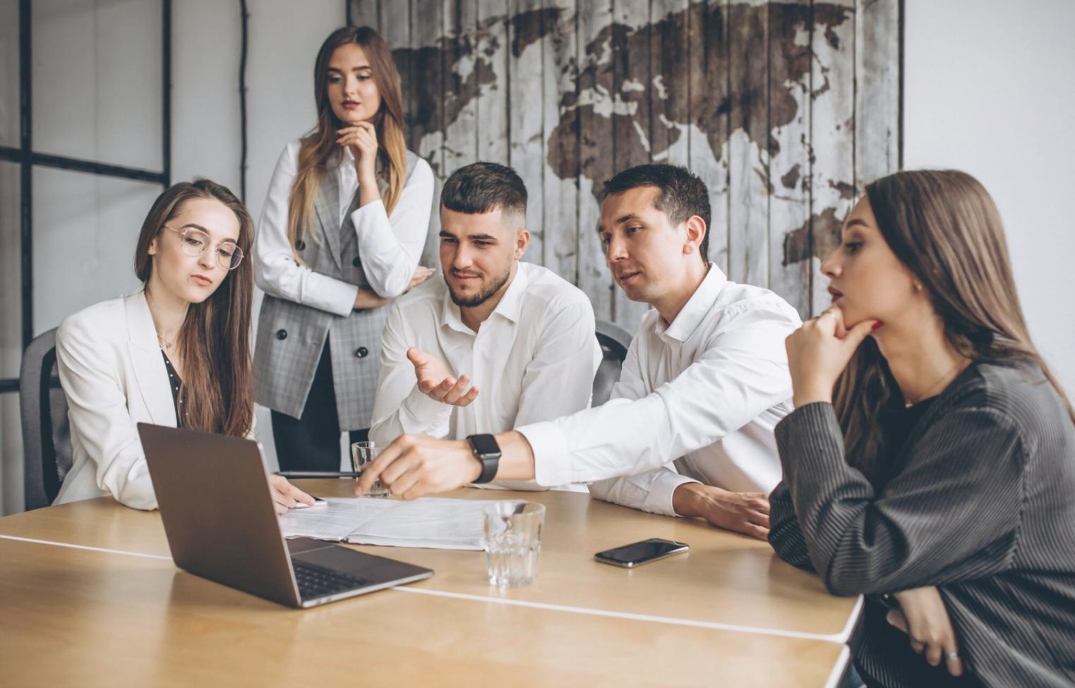 Equipo trabajando en análisis financiero